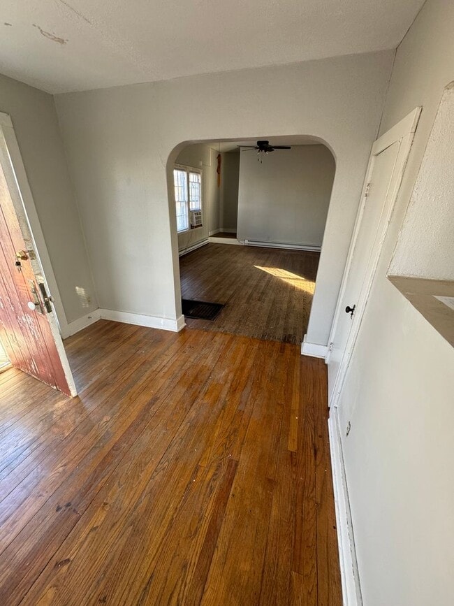 Building Photo - $725 - 2 bed 1 bath - Single Family Home