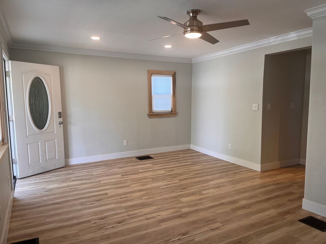 Primary Photo - Beautifully Remodeled 2 Bed House for Rent...