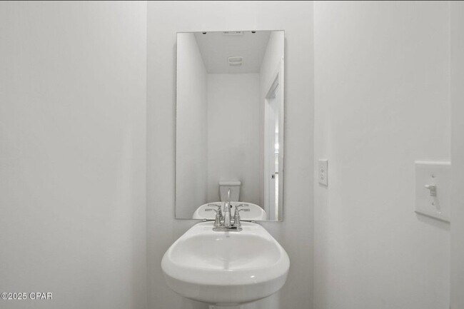 Foto del edificio - 5876 Tyndall Pl