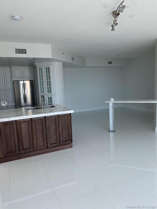 Foto del edificio - 7900 Harbor Island Dr
