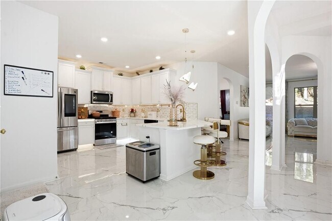 Foto del edificio - 341 Emporia Loop