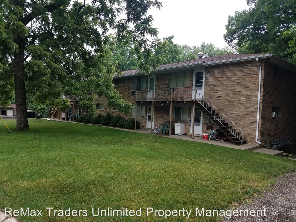 Primary Photo - 239-249 E Oak Cliff Ct