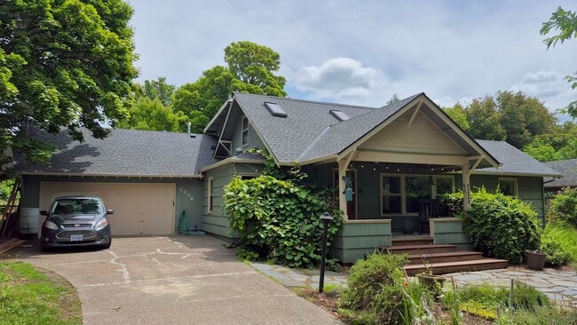 Photo - Spacious 3 Bed Southwest Portland Home with a Huge Backyard!