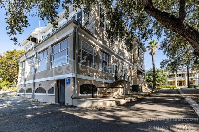 Building Photo - 518 W French Pl, 1