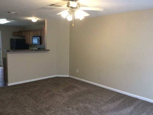 Foto del edificio - 8042 Logan Drive