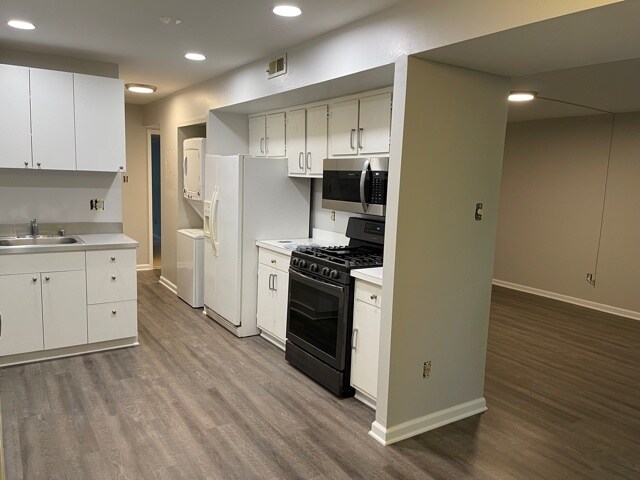 Renovated Open concept kitchen - 2053 Royal Fern Ct