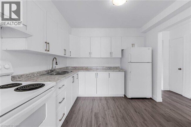 Building Photo - 100 Brownleigh Ave