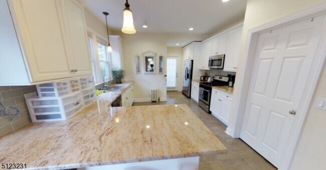 Foto del edificio - 61 Dunnell Rd