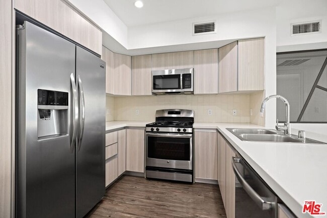 Building Photo - 409 Hayworth Ave