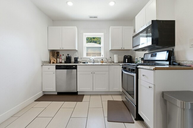 Building Photo - 75 S 300 W
