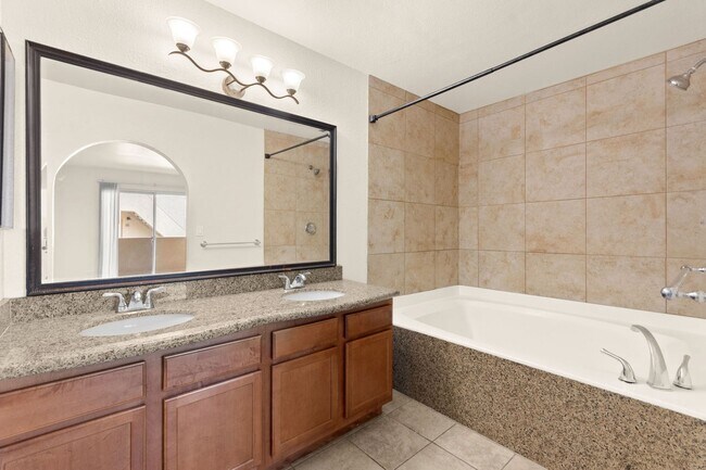 Foto del edificio - Spacious Ground-Level 2-Bedroom Condo Near...