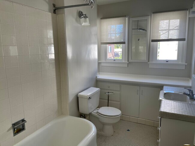 Baño con bañera/ducha - 239 N Swall Dr