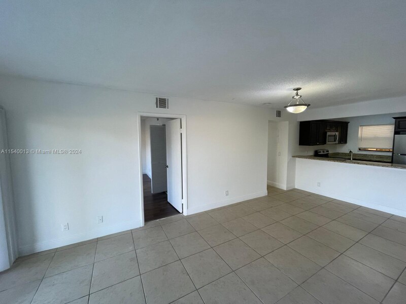 Building Photo - 1484 Lake Crystal Dr