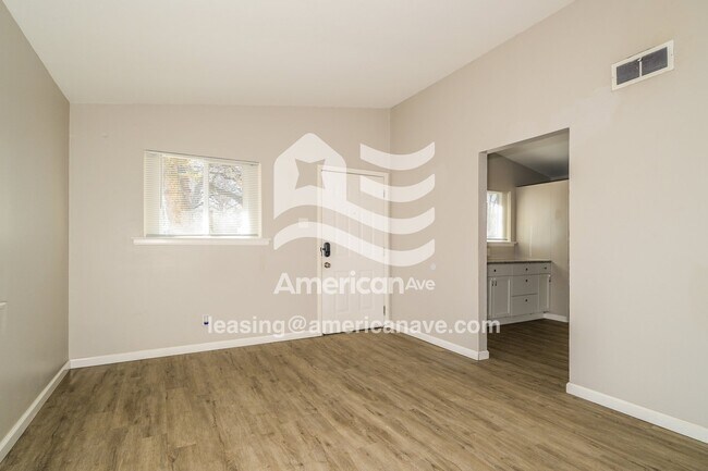 Foto del edificio - 10819 Kingbee Pl