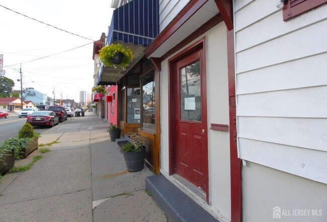 Building Photo - 168 Easton Ave