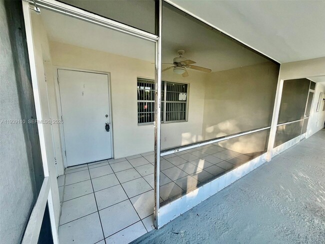 Building Photo - 501 Blue Heron Dr