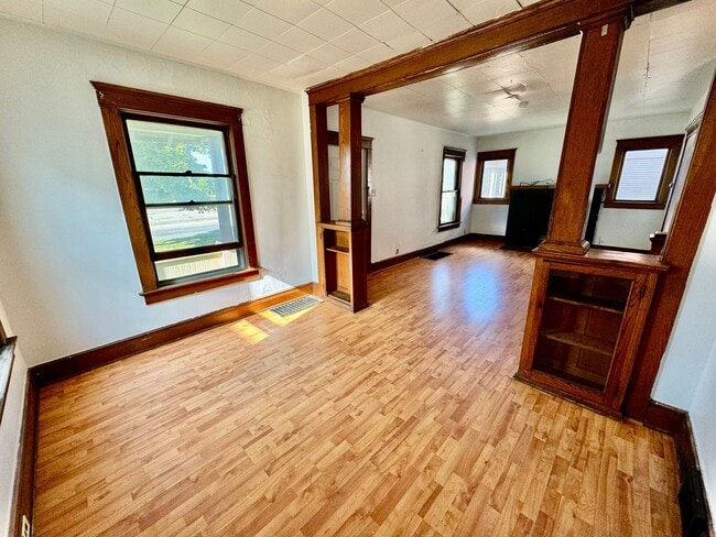 Building Photo - 4 Bedroom House Across from EMU! Available Fall 2026