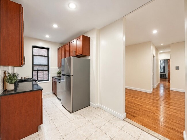 Building Photo - 30 Dongan Pl