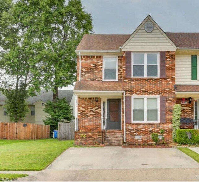 Foto principal - 3112 Radcliffe Ln N