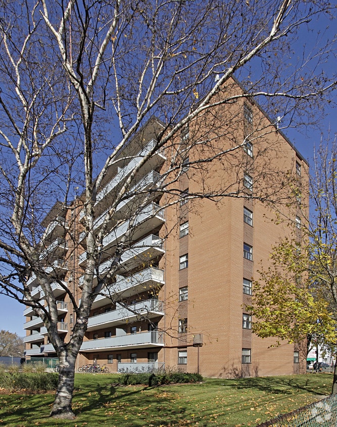 Photo du bâtiment - 1020 Shaw Dr