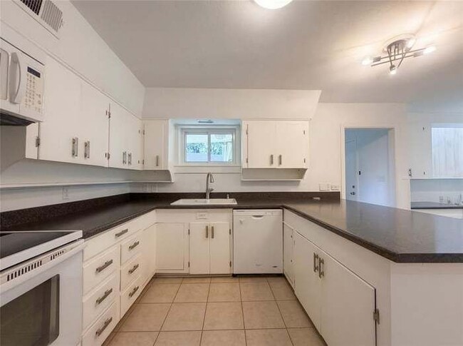 Building Photo - 509 Robinhood Dr