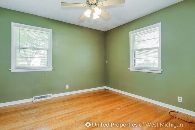 Building Photo - 158 Pershing Dr NE