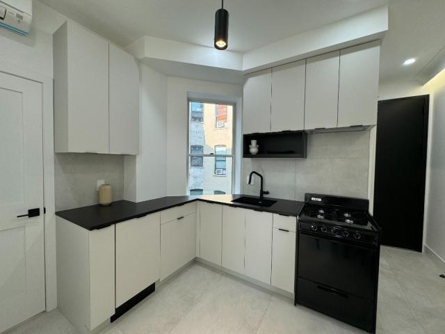 Foto del edificio - 2 bedroom in BROOKLYN NY 11218