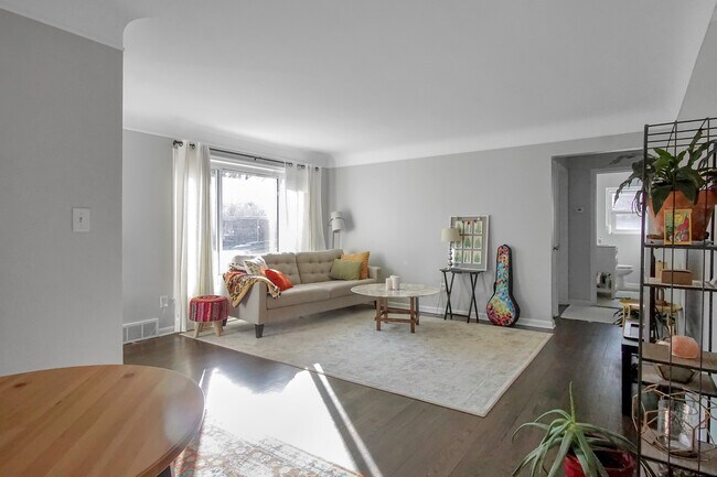 Sala de estar - 24330 Manistee St