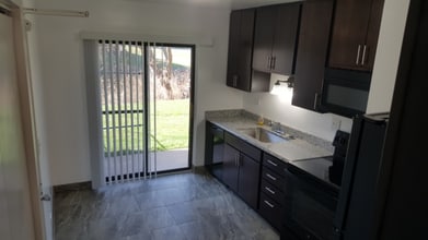 Building Photo - 1851 N Green Ln N