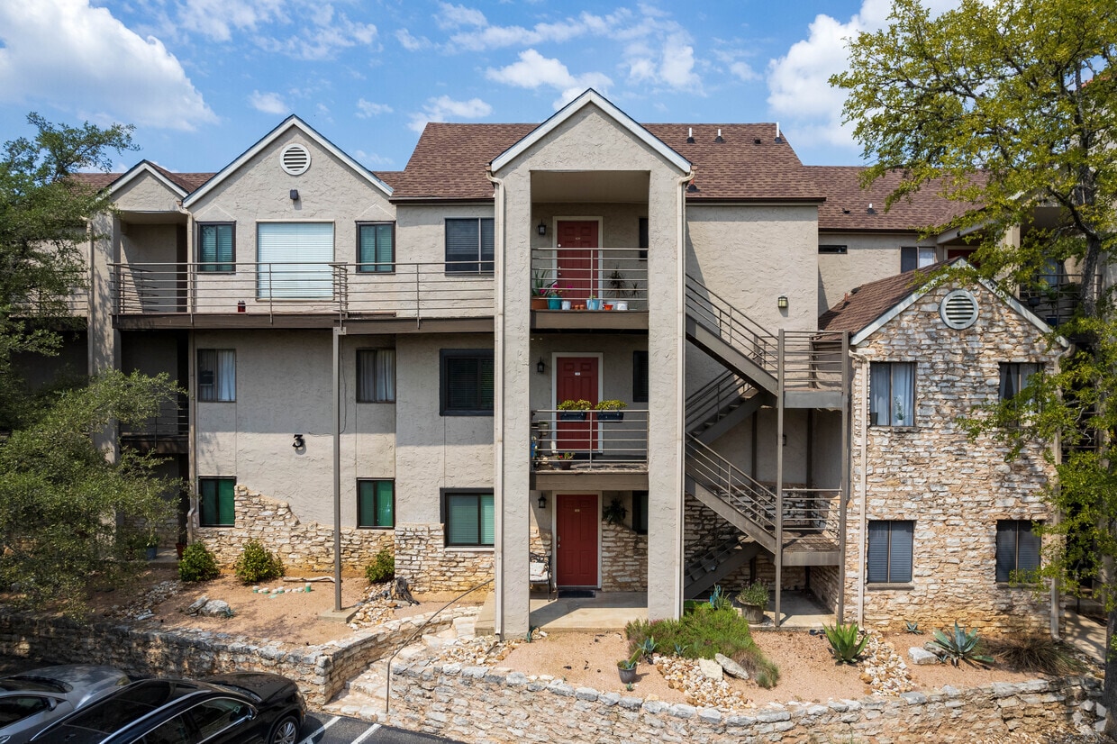 Deatonhill Condominiums Apartments in Austin, TX