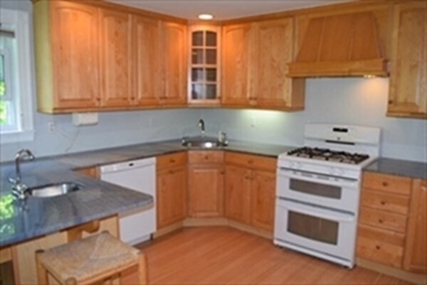 Building Photo - 47 Maple St