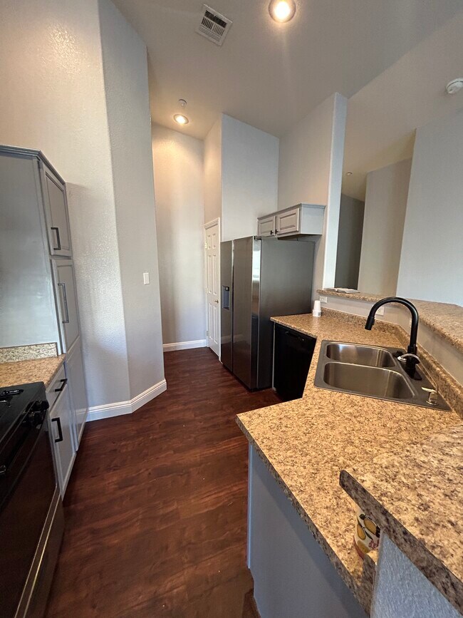 Foto del edificio - 2089 Overton Beach St