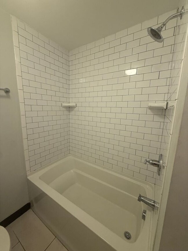 Building Photo - Ridgewood Apartments located Conveniently in South Nashville - Budget Friendly!