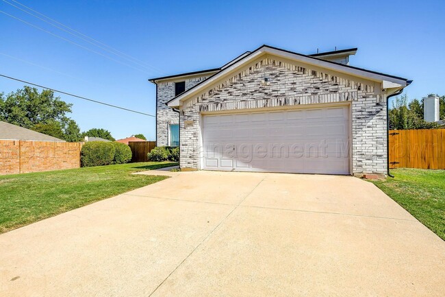 Building Photo - Beautiful two-story home in Prime Location