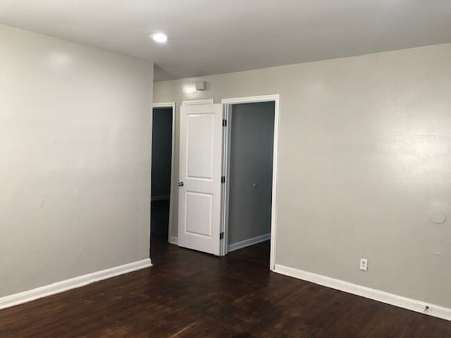 Building Photo - 2 Bedroom 1 Bath Home - Recently updated a...