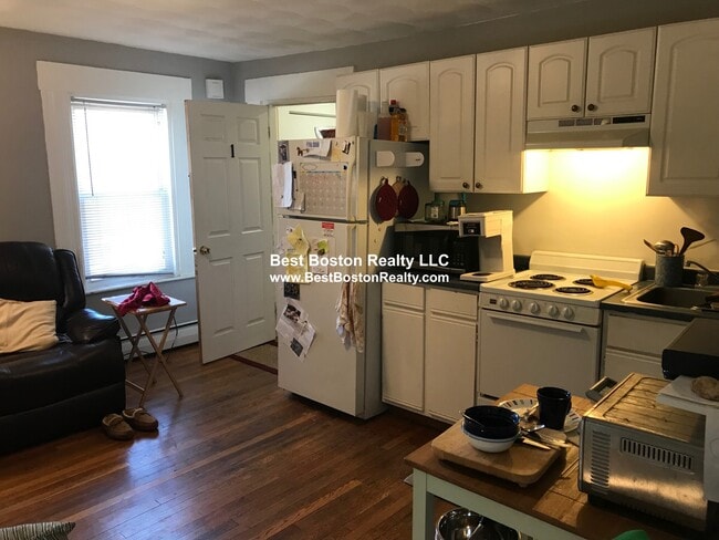 Building Photo - 639 Somerville Ave