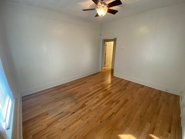 Foto del edificio - Spacious 3BR/2BA Duplex in Historic Lakewood with All Appliances!
