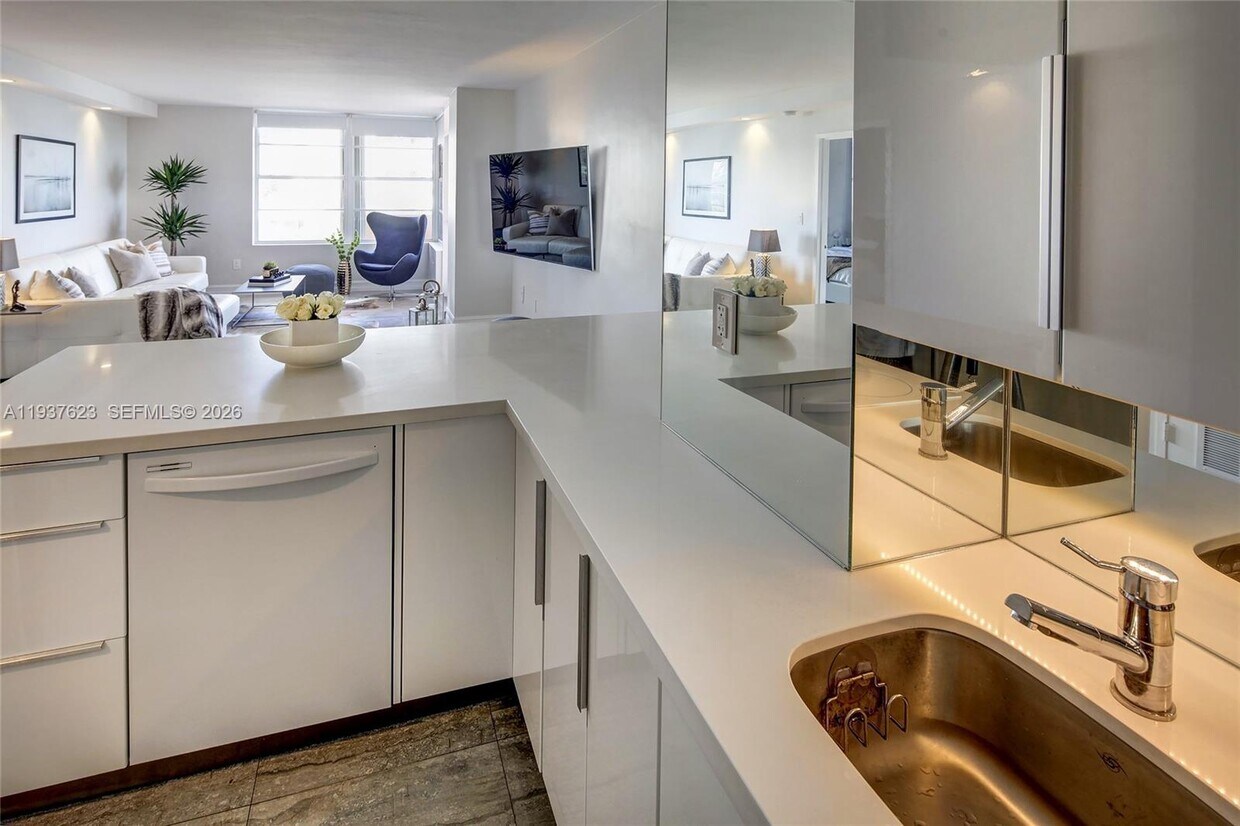 Building Photo - 2899 Collins Ave