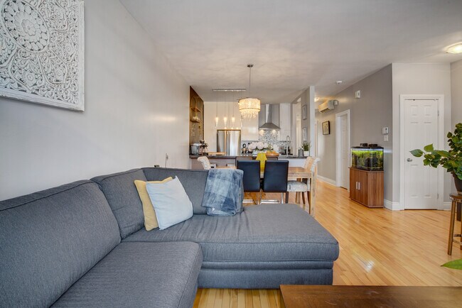 Building Photo - 2225 Boul De Maisonneuve E