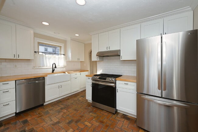 Photo - Sweet Cottage Charm with Updated Kitchen, Fenced Yard & Washer/Dryer Included Apartment