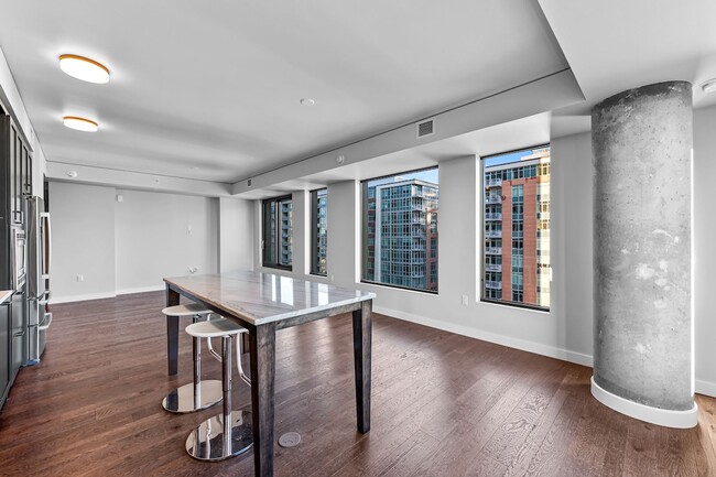 Foto del edificio - Gorgeous Two Bedroom Condo in The Coloradan!