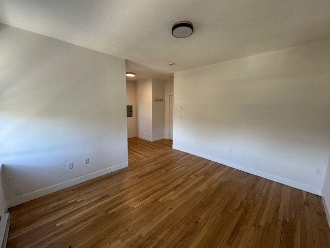 Building Photo - 131 Park Dr