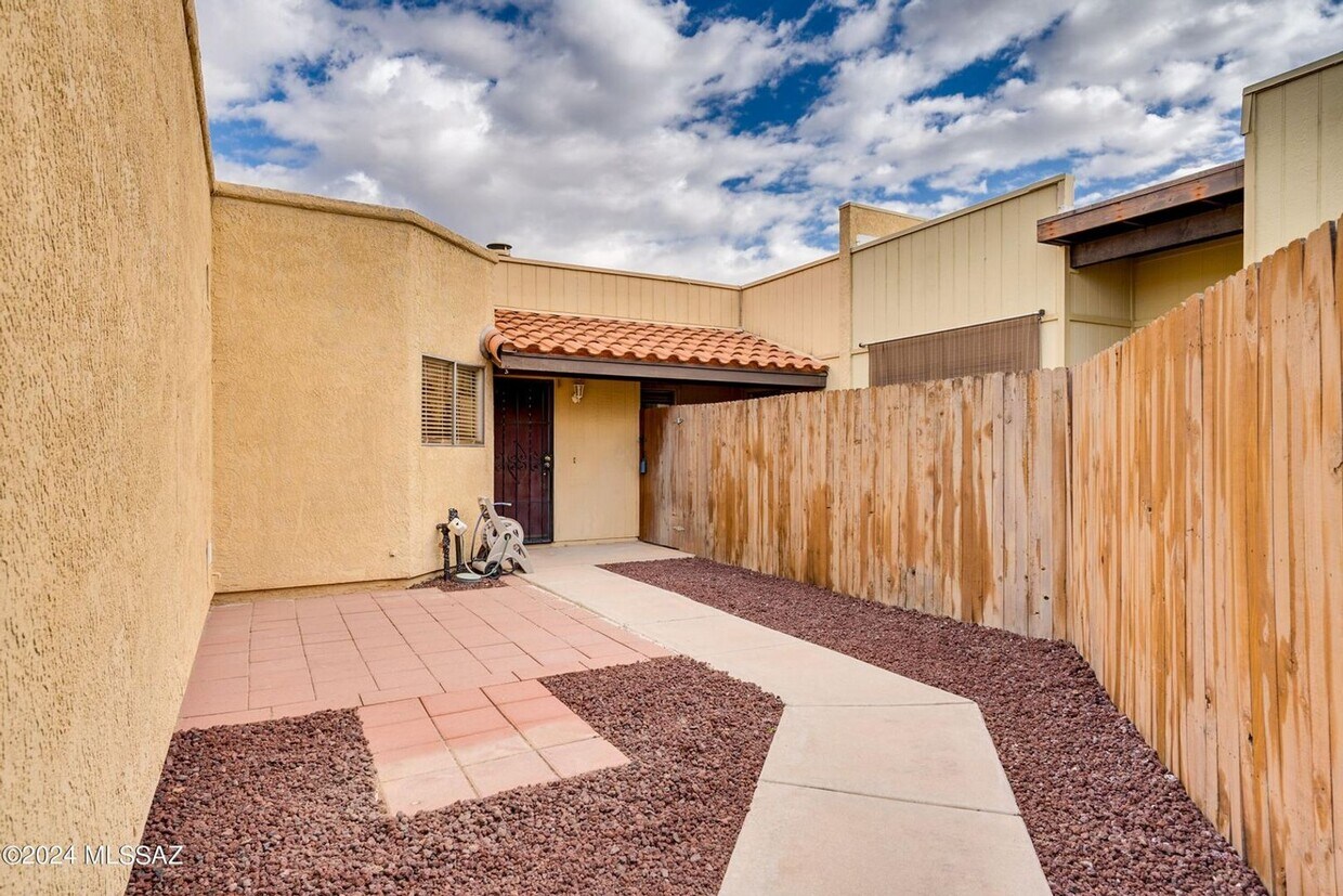 Primary Photo - Charming & Affordable 2 Bedroom 2 Bath Tow...