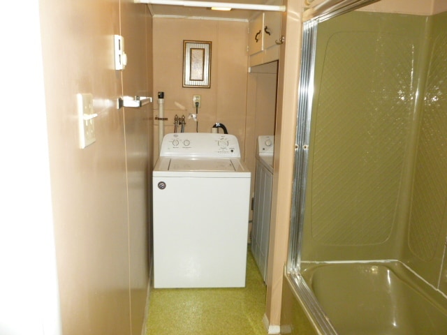 Shower/Washer-Dryer - 907 Magee St