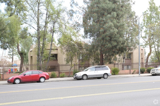 Building Photo - Villa Topanga