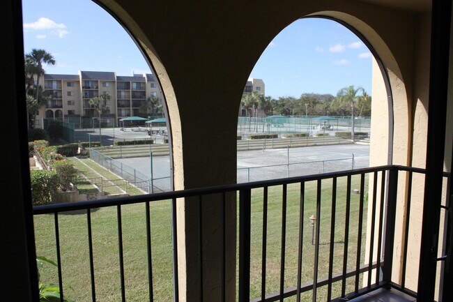 Building Photo - 2800 Tennis Club Dr