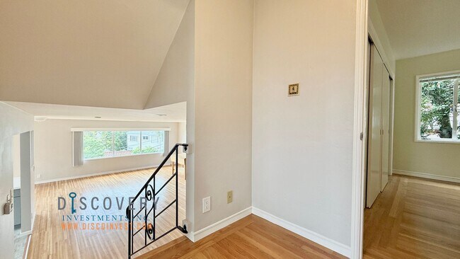 Foto del edificio - 4 Bedroom Mid-Century Oakmore Home With Views of Bay