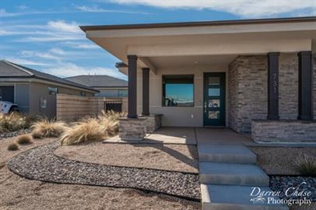 Building Photo - Stunning Desert Color Home