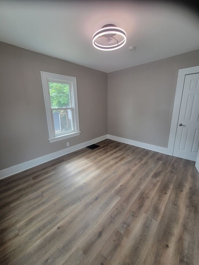 Building Photo - Modern Living 2/1 Newly Remodeled Peoria H...