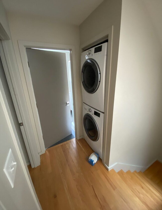 Foto del edificio - 9/1 Huge, modern 5BR/2.5BA w/parking, AC, w/d in unit!